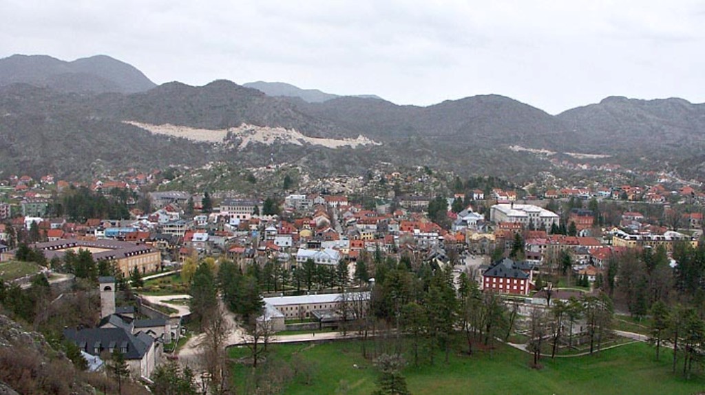 Cetinje miestas apsuptas Lovčeno kalnų